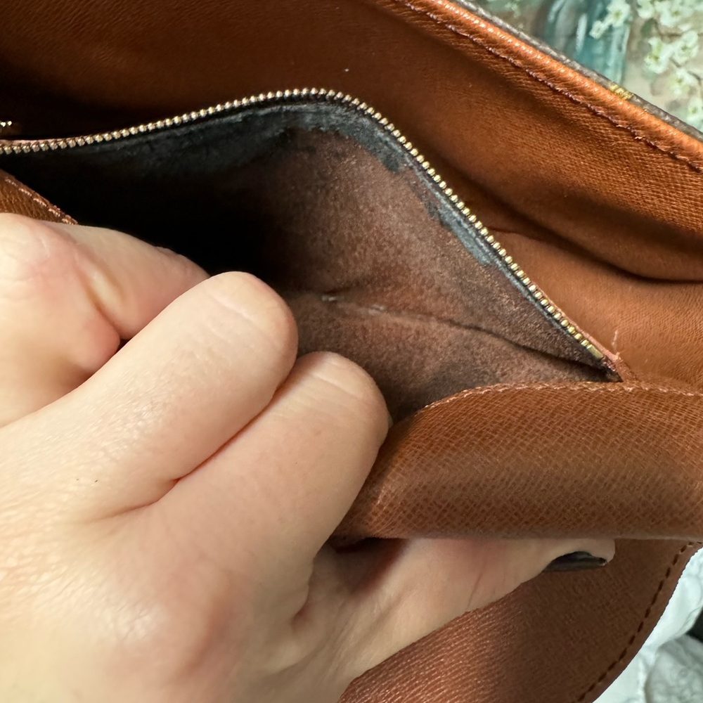 Louis Vuitton Chantilly Women's Crossbody Bag - Picture 6 of 8